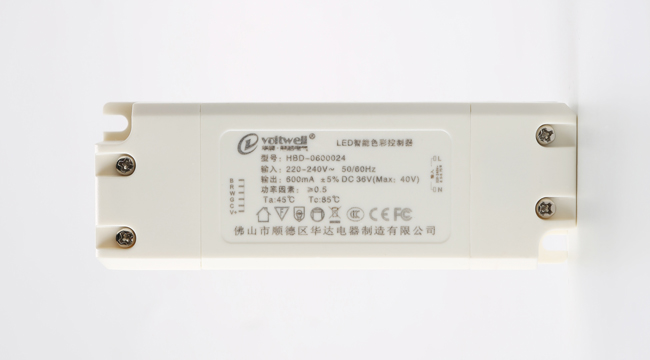 華輝照明LED辦公吊線燈,led面板燈,直發(fā)光面板燈，側(cè)發(fā)光面板燈,面板燈廠家擁有專業(yè)生產(chǎn)團(tuán)隊，從面板燈零配件到電源都自己生產(chǎn)，保證每個環(huán)節(jié)的品質(zhì)。